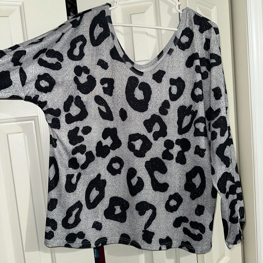 Xl gray leopard print shirt